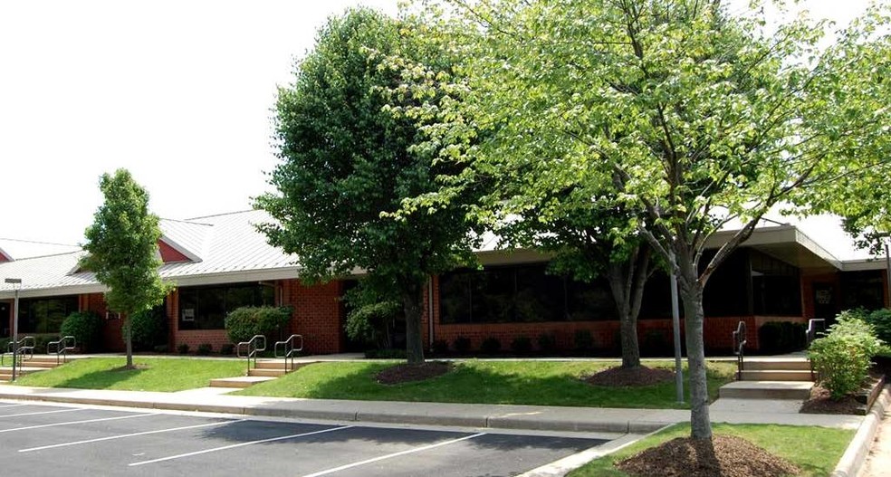 7699-7845 Ashton Ave, Manassas, VA for lease - Building Photo - Image 1 of 4