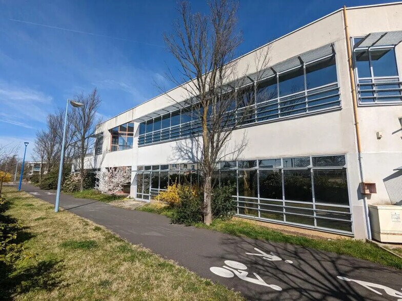 Retail in Bron for sale - Building Photo - Image 2 of 14