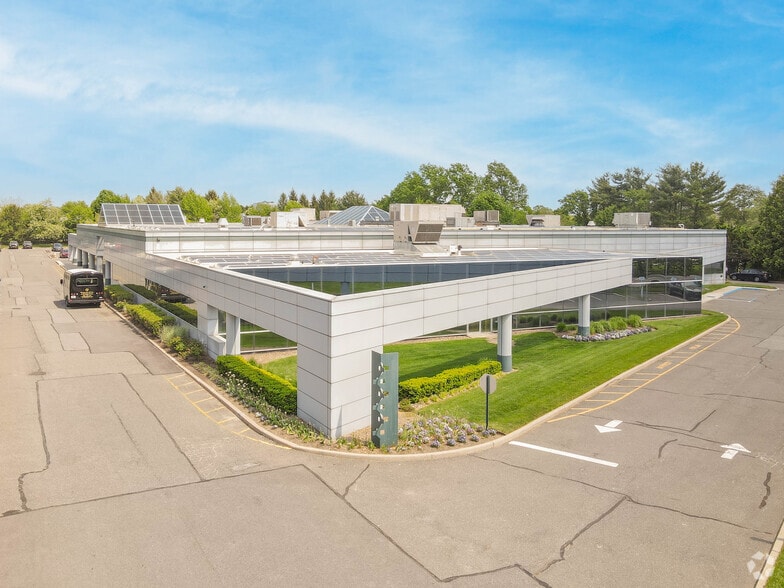 1800 Walt Whitman Rd, Melville, NY for lease - Primary Photo - Image 1 of 6