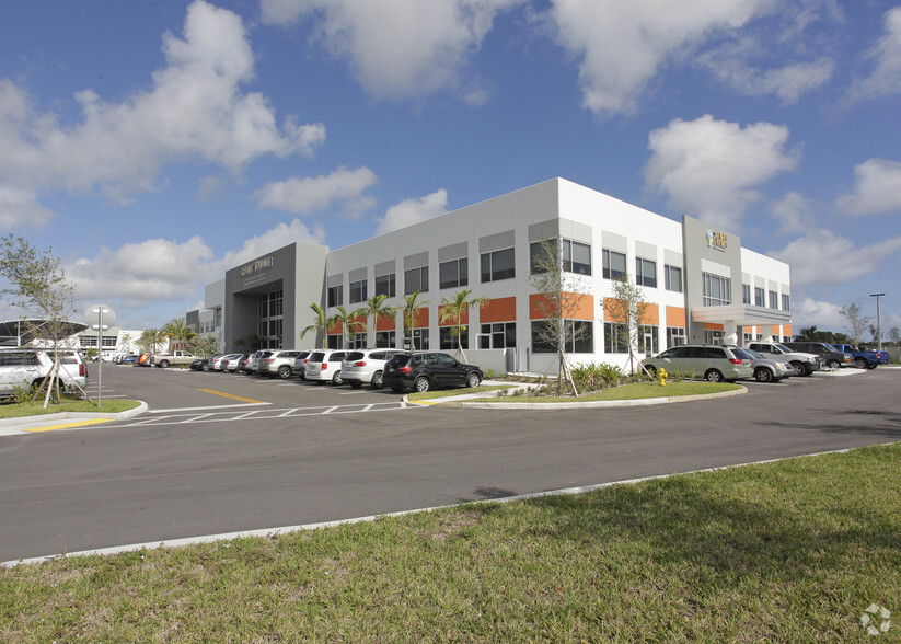 200-220 Hillsboro Technology Dr, Deerfield Beach, FL for lease - Building Photo - Image 2 of 11