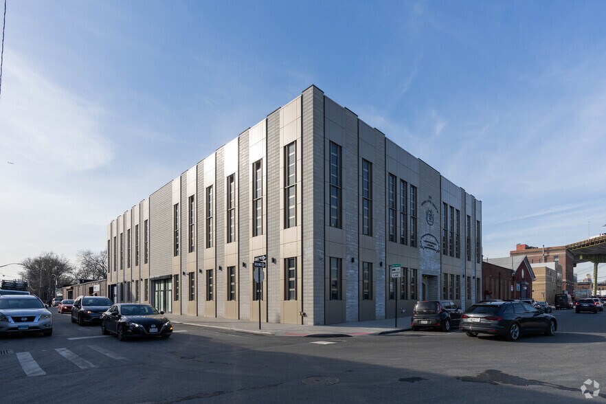 221 Bay St, Brooklyn, NY for sale - Primary Photo - Image 1 of 1