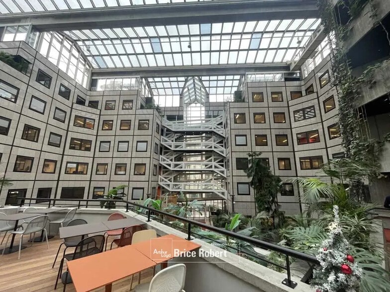 Office in Villeurbanne for lease - Building Photo - Image 1 of 3