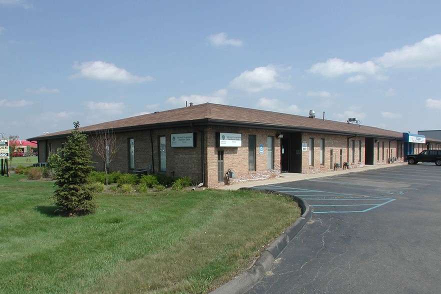 9301-9339 Middlebelt Rd, Romulus, MI for lease - Primary Photo - Image 1 of 4