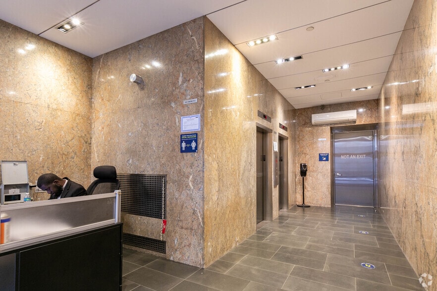 246 W 38th St, New York, NY for lease - Lobby - Image 2 of 8