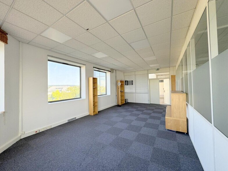Office in Poissy for lease - Interior Photo - Image 2 of 13