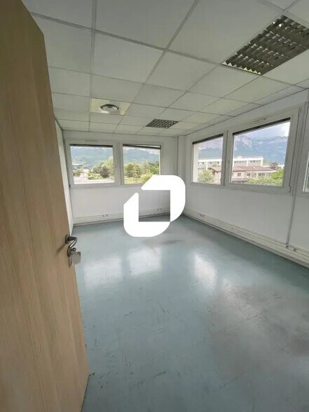 115 Rue Louis Néel, Crolles for lease - Interior Photo - Image 3 of 13