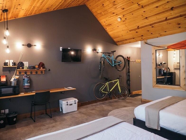 1612 S Mount Shasta Blvd, Mount Shasta, CA for sale - Interior Photo - Image 1 of 36