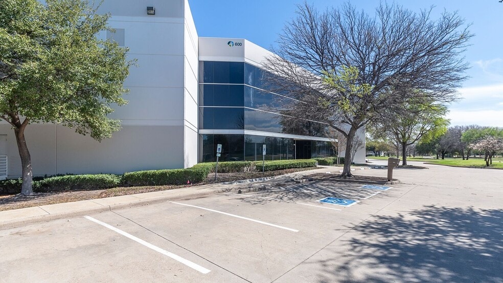 600 S Royal Ln, Coppell, TX for lease - Building Photo - Image 1 of 2
