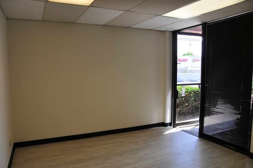 19151 Parthenia St, Northridge, CA for lease - Building Photo - Image 3 of 6