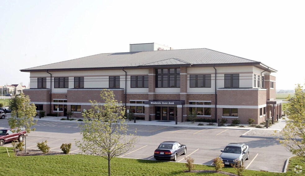 1227 Corporate Center Dr, Oconomowoc, WI for lease - Building Photo - Image 2 of 5