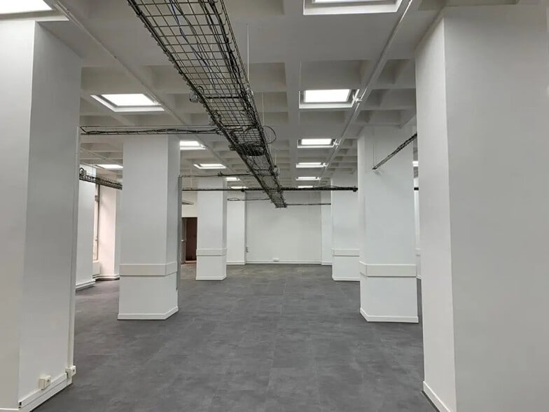 Office in Paris for lease - Interior Photo - Image 2 of 6