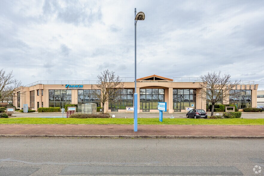 Office in Bron for sale - Primary Photo - Image 1 of 3