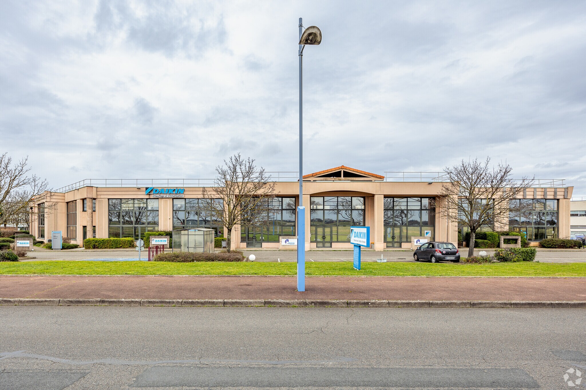 Office in Bron for sale Primary Photo- Image 1 of 4