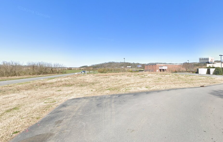 702 Winfield Dunn Pky, Sevierville, TN for lease - Building Photo - Image 2 of 4