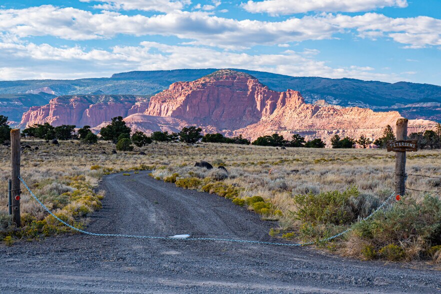 870 E Torrey Breaks Dr, Torrey, UT for sale - Building Photo - Image 1 of 1