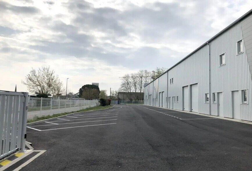 Flex in Lespinasse for lease - Building Photo - Image 2 of 11