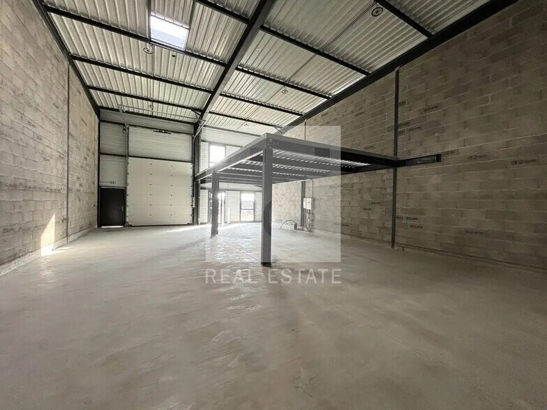 Flex in Villette-d'Anthon for lease - Interior Photo - Image 2 of 25