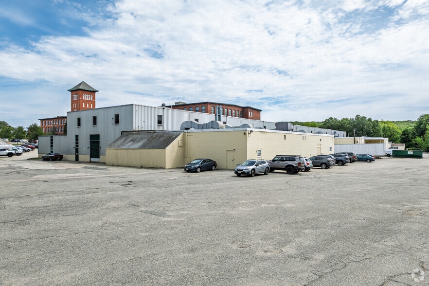 1 Tupperware Dr, North Smithfield, RI for lease - Building Photo - Image 1 of 7