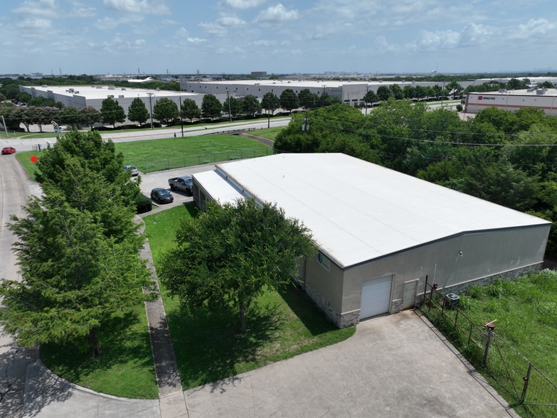 2605 Forum Dr, Grand Prairie, TX for lease - Building Photo - Image 2 of 8