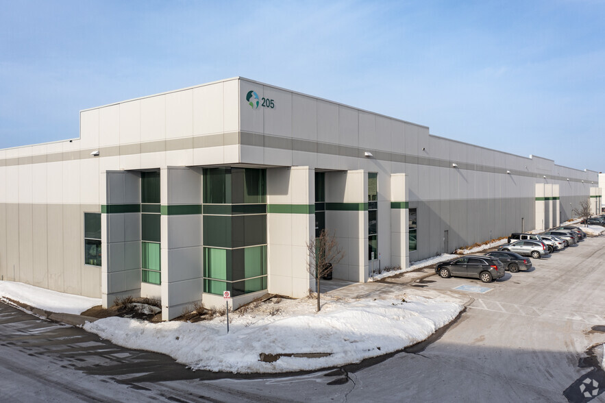 205 Courtneypark Dr W, Mississauga, ON for lease - Building Photo - Image 2 of 7