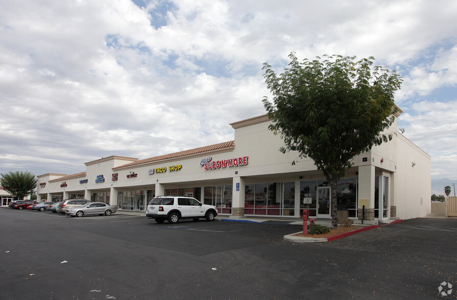 110-210 E Stetson Ave, Hemet, CA for lease - Building Photo - Image 3 of 8