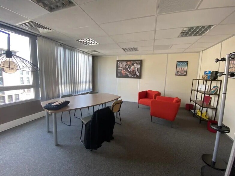 Office in Rouen for lease - Interior Photo - Image 2 of 5