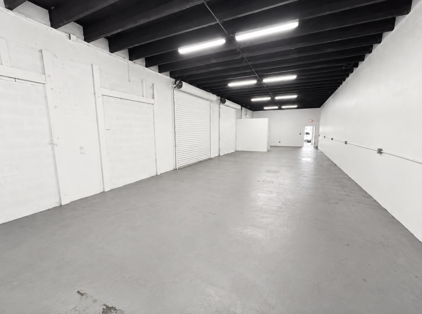 611 NE 42nd St, Deerfield Beach, FL for lease Interior Photo- Image 1 of 4