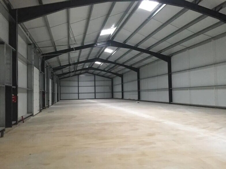 Industrial in Bruyères-le-Châtel for lease - Building Photo - Image 2 of 4