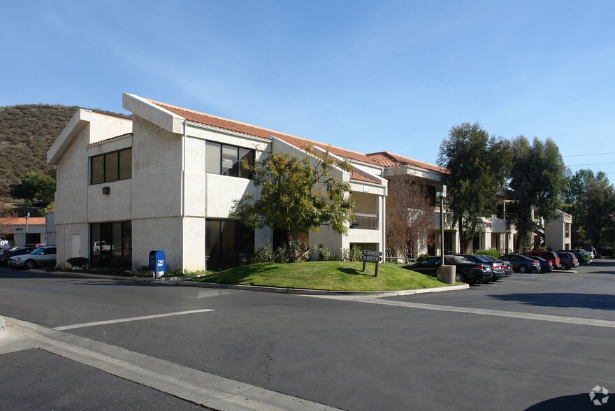 2955 E Hillcrest Dr, Thousand Oaks, CA for lease - Primary Photo - Image 2 of 4