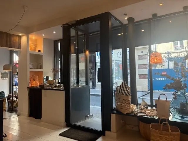 Retail in Paris for lease - Interior Photo - Image 2 of 4