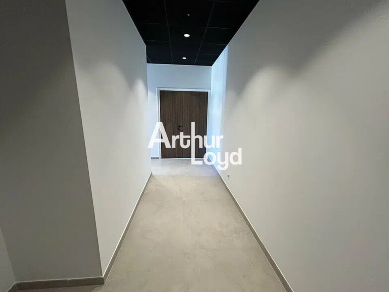 Office in Le Muy for lease - Interior Photo - Image 3 of 9