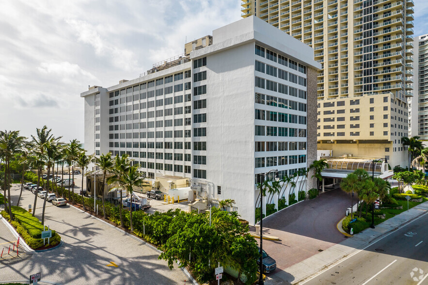 16701 Collins Ave, North Miami Beach, FL for sale - Primary Photo - Image 1 of 1