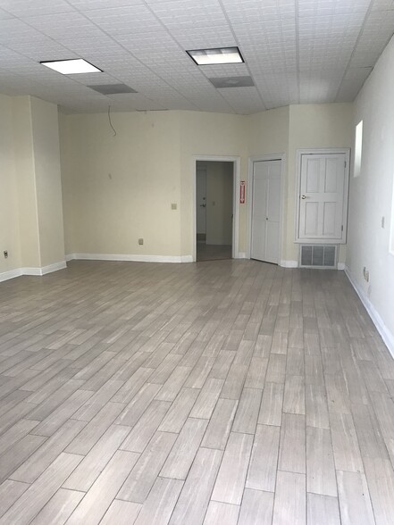 9 W Blount St, Pensacola, FL for lease - Building Photo - Image 3 of 12