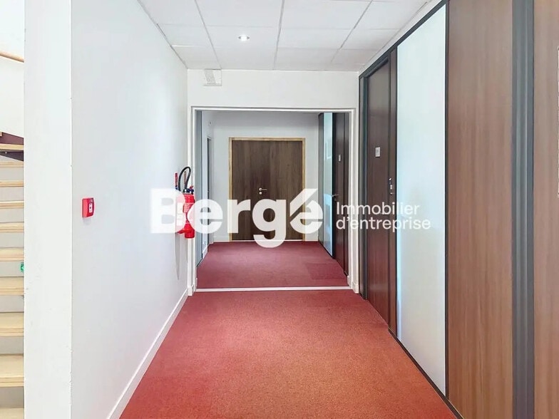 Office in Valbonne for lease - Interior Photo - Image 2 of 8