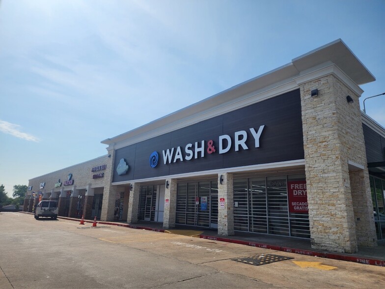 1028-1052 W Camp Wisdom Rd, Dallas, TX for lease - Building Photo - Image 1 of 3