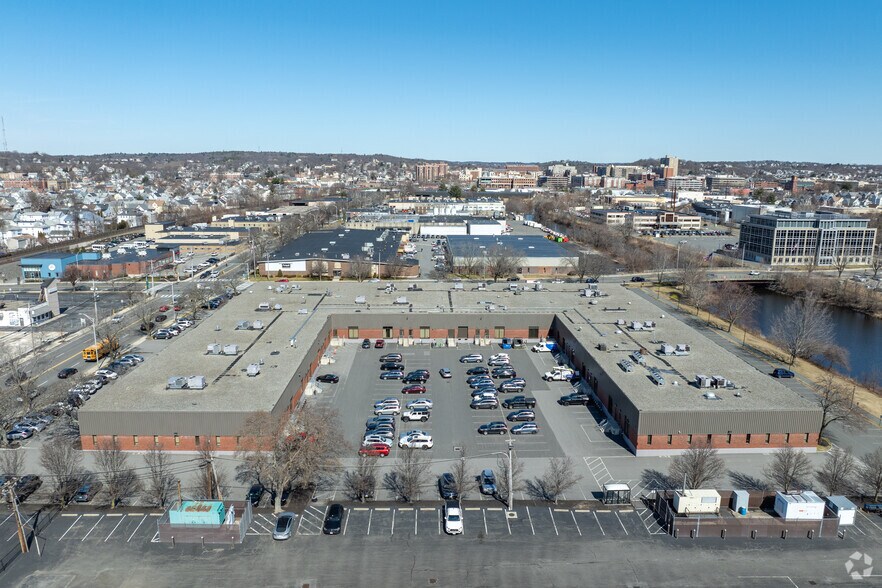 300 Commercial St, Malden, MA for lease - Building Photo - Image 2 of 10