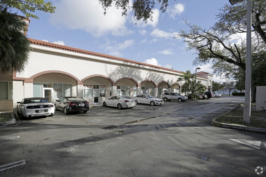 19300 W Dixie Hwy, Miami, FL for lease - Building Photo - Image 3 of 10