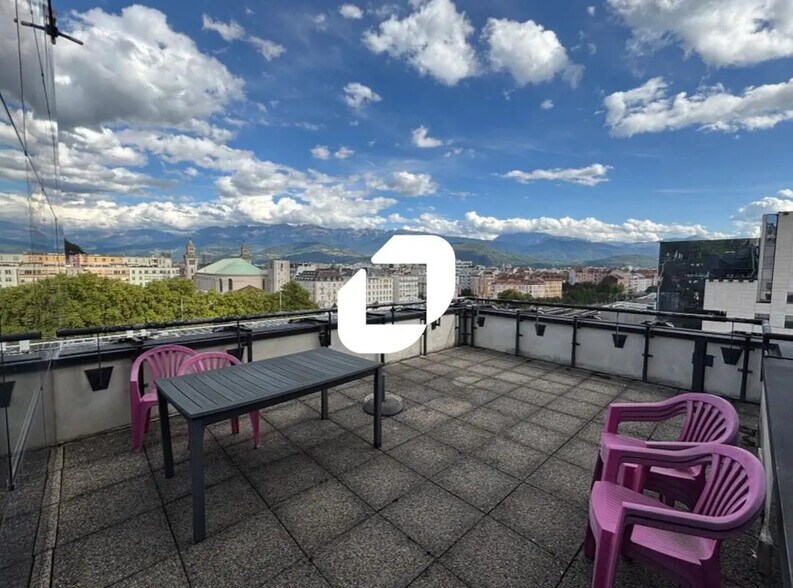 Office in Grenoble for lease - Building Photo - Image 2 of 7