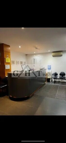 Retail in Charenton-le-Pont for sale - Lobby - Image 2 of 3