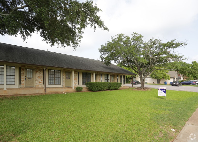 2015 Monarch Dr, Austin, TX for lease - Building Photo - Image 2 of 5