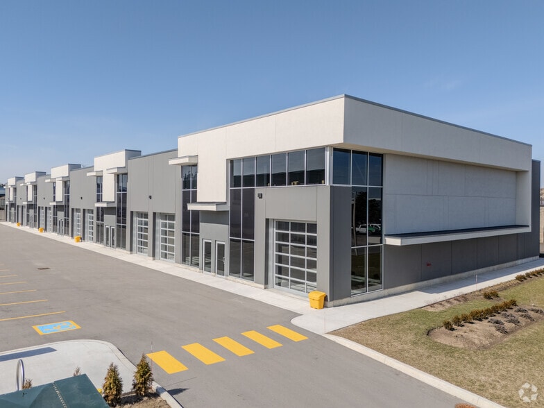 24 Ditton Dr, Hamilton, ON for sale - Primary Photo - Image 1 of 3