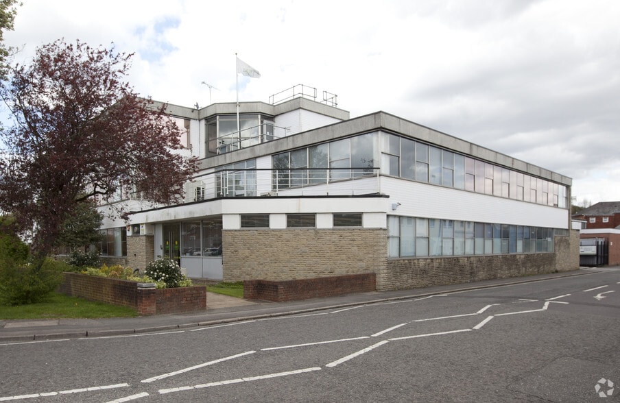 14-43 Victoria Rd, Aldershot for lease - Primary Photo - Image 1 of 3