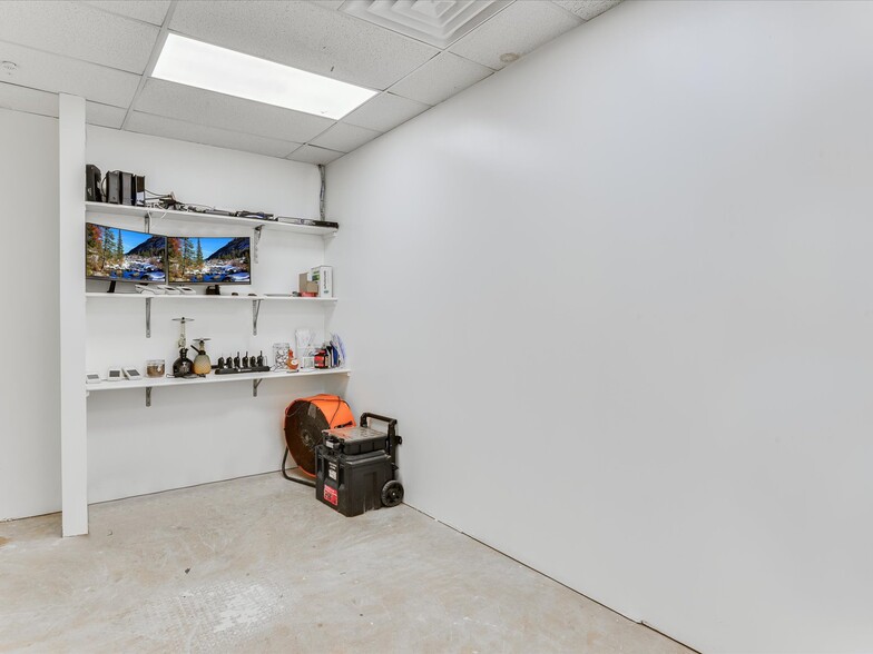 7503 N Lamar Blvd, Austin, TX for lease - Interior Photo - Image 3 of 10