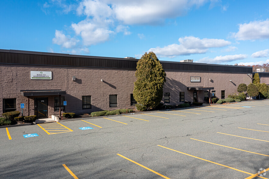 135-199 Bay State Dr, Braintree, MA for lease - Building Photo - Image 2 of 6