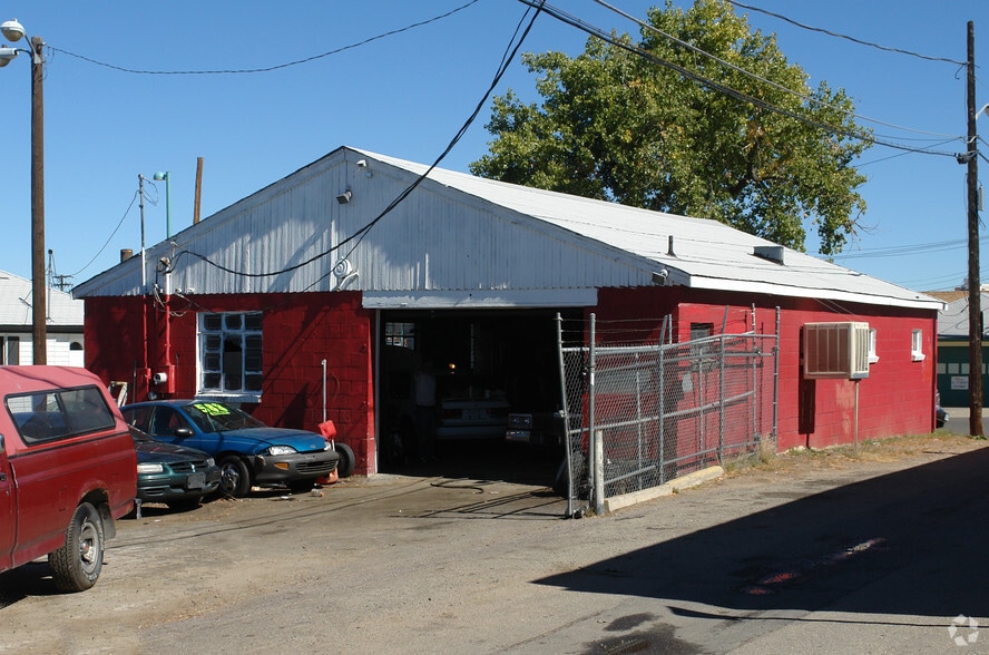 11090 E Colfax Ave & 1497 Kingston St portfolio of 2 properties for sale on LoopNet.com - Primary Photo - Image 3 of 3