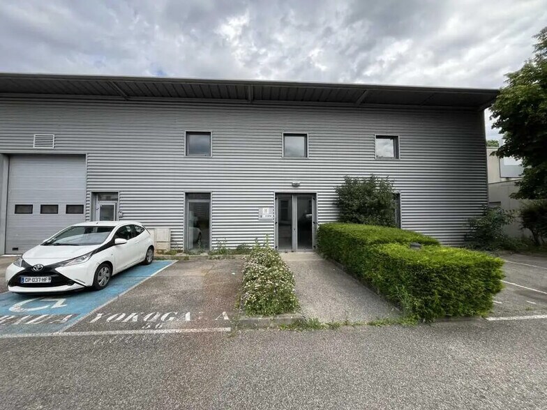 Flex in Lyon for lease - Building Photo - Image 1 of 28