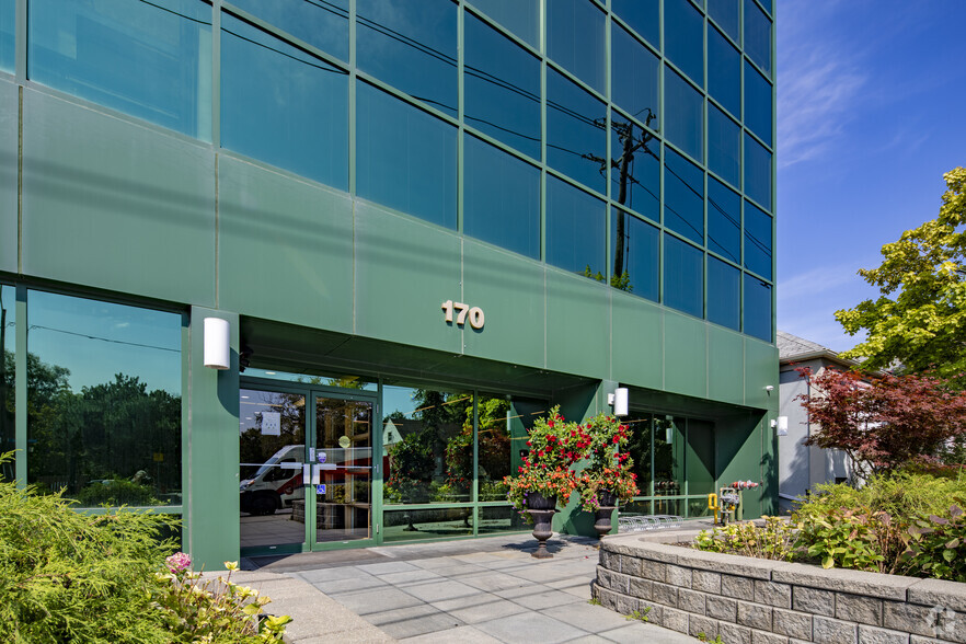 170 Sheppard Ave E, Toronto, ON for lease - Building Photo - Image 2 of 5