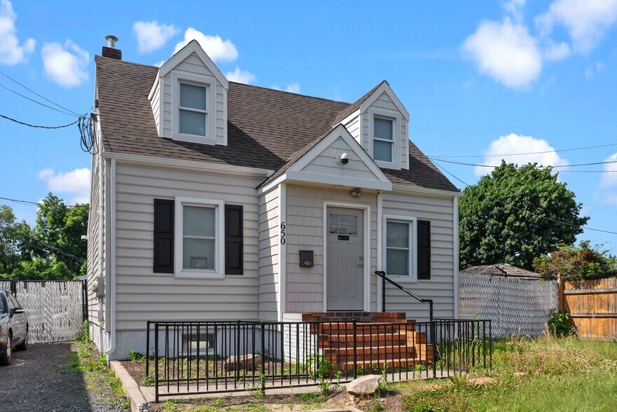 650 W Bridge St portfolio of 2 properties for sale on LoopNet.com - Building Photo - Image 2 of 36