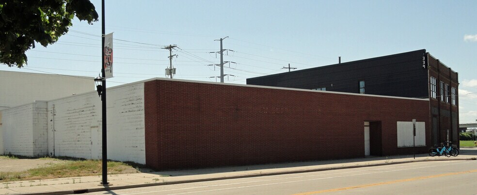 327 Broadway, Green Bay, WI for sale - Primary Photo - Image 2 of 3