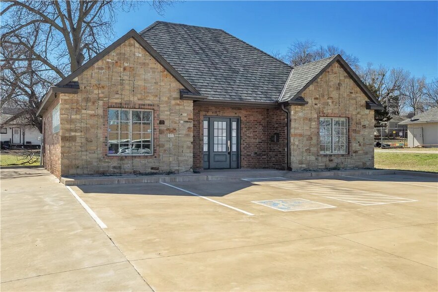 1105 W Choctaw Ave, Chickasha, OK 73018